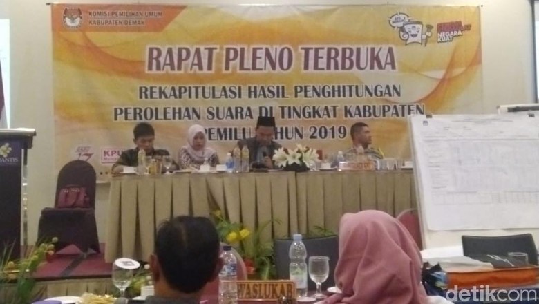 2 Caleg Artis Belum Mampu Dulang Suara di Demak 2 Caleg Artis Belum Mampu Dulang Suara di Demak