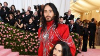 Jared Leto tampil seperti seorang pangeran di Met Gala 2019 di New York, Amerika Serikat pada Senin (6/5). Dimitrios Kambouris/Getty Images for The Met Museum/Vogue