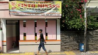 Beberapa ada yang mengenakan hordeng sebagai penutup warungnya, ada juga yang memang sudah dipersiapkan dengan matang agar tak terlihat dan terlalu menonjol terlalu terbuka.