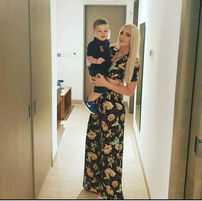 Meski punya pekerjaan yang biasanya dinaungi oleh pria, namun jiwa Carly tetaplah wanita. Aku suka mempercantik kuku tapi sayangnya tidak bisa mengambil sekrup, ucapnya.  Foto: Facebook