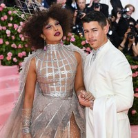 Penampilannya yang tidak dikenali di Met Gala 2019 membuat netizen berkomentar. Did not recognize her at all. Great camp! tulis netizen di Instagram. omg she looks like a clown, komentar netizen lainnya yang menyebut Priyanka mirip badut.  Foto: Getty Images