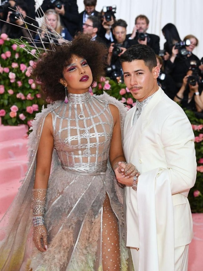 Penampilannya yang tidak dikenali di Met Gala 2019 membuat netizen berkomentar. Did not recognize her at all. Great camp! tulis netizen di Instagram. omg she looks like a clown, komentar netizen lainnya yang menyebut Priyanka mirip badut.  Foto: Getty Images