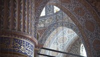 Sedefkar Mehmed Aga memadukan dua elemen arsitektur Islam tradisional dan Kristen Bizantium dalam membangun Masjid Sultan Ahmed tersebut. Bagian dalam masjid ini pun dilapisi 20.000 ubin Iznik buatan tangan yang sungguh menawan. Dan Kitwood/Getty Images.