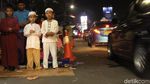 Jemaah Salat Tarawih di Pasar Gembrong Luber Hingga ke JPO