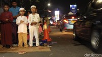 Warga tetap khusyuk menunaikan salat.