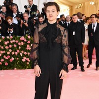Jadi host Met Gala 2019, Harry Styles tampil bergaya Victorian dengan celana high-waist dan blouse ruffle dari Gucci. Ia melengkapi penampilannya dengan high-heels dan cat kuku pink-biru. Foto: Dimitrios Kambouris/Getty Images for The Met Museum/Vogue