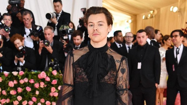 Harry Styles Kenakan Blus Transparan dan High Heels di Met Gala 2019