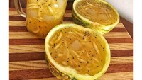 Wah, ide bagus nih! Es blewah disajikan di kulitnya langsung. Rasanya dijamin segar karena ditambahkan air jeruk katsuri yang manis sedikit asam. Foto: Instagram dapoer.hannan