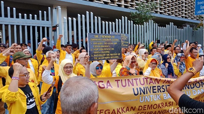 Massa Ngaku Alumni UI Demo Bawaslu Minta Usut Meninggalnya KPPS