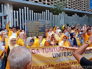 Massa Ngaku Alumni UI Demo Bawaslu Minta Usut Meninggalnya KPPS