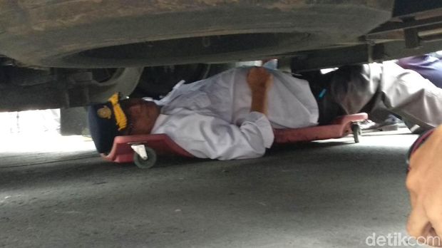 Saat Menhub Masuk Kolong Bus Cek Kelaikan Kendaraan untuk Mudik