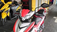 Kembaran Yamaha MX King tersebut mendapat pilihan livery berlabur warna khas Ultraman, dengan kombinasi warna silver dan merah yang merata mulai dari bodi sampai pelek. Foto: Dok. Mekanika