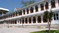 Istana Yildiz dibangun pada masa Sultan Ahmad I. Istana ini dilengkapi dengan berbagai fasilitas dan menjadi lokasi favorit keluarga kerajaan untuk berlibur. Istana Yildiz pernah mengalami renovasi di masa kepimpinan Sultan Abd al-Hamid II. Seorang arsitek Italia bernama Raimondo DAronco pun didapuk untuk merenovasi istana tersebut. Dok. Wikipedia/User:Darwinek.