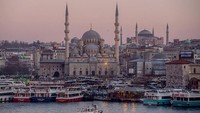 Hagia Sophia merupakan salah satu bangunan bersejarah yang menjadi landmark negara Turki. Dilansir dari Deutsche Welle, Hagia Sophia yang berarti Kearifan Suci dalam bahasa Yunani tersebut dibangun oleh Kekaisaran Byzantium sebagai gereja terbesar di dunia saat itu. Dok. Getty Images.