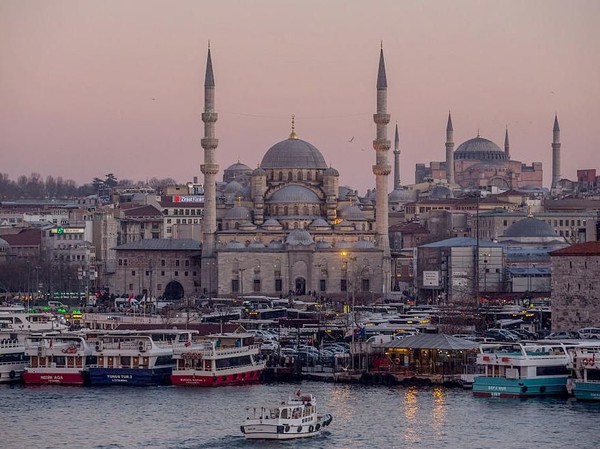 Hagia Sophia merupakan salah satu bangunan bersejarah yang menjadi landmark negara Turki. Dilansir dari Deutsche Welle, Hagia Sophia yang berarti Kearifan Suci dalam bahasa Yunani tersebut dibangun oleh Kekaisaran Byzantium sebagai gereja terbesar di dunia saat itu. Dok. Getty Images. Hagia Sophia merupakan salah satu bangunan bersejarah yang menjadi landmark negara Turki. Dilansir dari Deutsche Welle, Hagia Sophia yang berarti Kearifan Suci dalam bahasa Yunani tersebut dibangun oleh Kekaisaran Byzantium sebagai gereja terbesar di dunia saat itu. Dok. Getty Images.