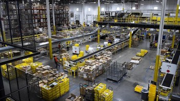 Ini adalah suasana salah satu gudang Amazon yang berlokasi di Baltimore, Amerika Serikat. Sebagai toko online terbesar di dunia, Amazon yang didirikan orang terkaya dunia, Jeff Bezos, mengoperasikan banyak gudang di berbagai negar. Foto: Reuters