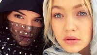Inilah potret Gigi Hadid dan Kendall Jenner dalam balutan hijab. Diketahui, Masjid Agung Sheikh Zayed memang mengharuskan tamunya datang tertutup dan sopan (gigihadid/Instagram) 