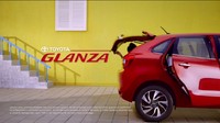 Toyota bahkan menggunakan strategi pemasaran serupa yang digunakan oleh Suzuki India. Ketika Baleno diluncurkan, mobil itu digambarkan sebagai mobil generasi muda yang menggunakannya untuk bekerja maupun pesta. Tema serupa digunakan Toyota untuk Glanza. Foto: Istimewa