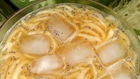 Meracik es blewah terbilang mudah karena tinggal mengerok buah yang rasanya mirip melon ini. Jangan lupa tambahkan selasih dan es batu agar makin segar. Foto: Instagram sriadiani