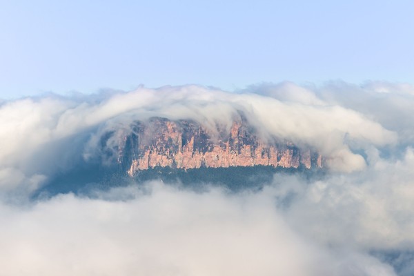 Tak hanya bentuk dan keaslian alam yang menjadikan Gunung Roraima sebagai Situs Warisan Dunia UNESCO. Roraima Mount pun memiliki pemandangan magis yang selalu tertutup kabut (iStock)