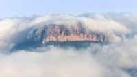 Tak hanya bentuk dan keaslian alam yang menjadikan Gunung Roraima sebagai Situs Warisan Dunia UNESCO. Roraima Mount pun memiliki pemandangan magis yang selalu tertutup kabut (iStock)