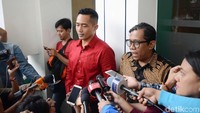 Yama mengaku mendapat email yang berisi kabar selingkuh istrinya dengan seorang pengacara berinisial R. Pool/Ismail/detikFoto.