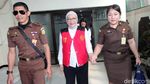 Atiqah Setia Dampingi Ratna Sarumpaet Jalani Sidang