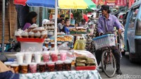 Manisan hingga berbagai jenis minuman dijual disini.