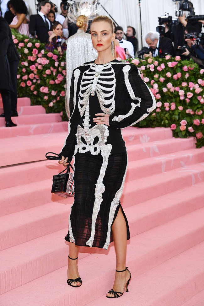 Caroline Trentini mengenakan gaun dengan bordir berbentuk kerangka tulang rancangan Thom Browne. Caroline perlu tahu jika ia menghadiri Met Gala, bukannya pesta Halloween. Foto: Getty Images