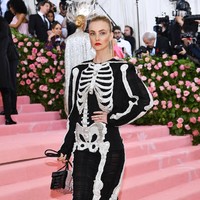 Caroline Trentini mengenakan gaun dengan bordir berbentuk kerangka tulang rancangan Thom Browne. Caroline perlu tahu jika ia menghadiri Met Gala, bukannya pesta Halloween. Foto: Getty Images