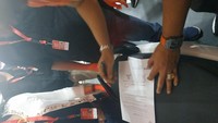 Beli satu dulu lah, pesan warna kuning, ucap Bamsoet yang langsung menandatangani surat pemesanan kendaraan di Kemayoran. Foto: Ridwan Arifin