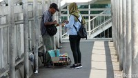 Tak sedikit juga para pengguna JPO yang berbelanja kepada para PKL. Mereka berjualan di beberapa titik JPO di Jakarta, seperti di JPO Halte S Parman Podomoro City, Harapan Kita, Slipi Petamburan, dan Karet.