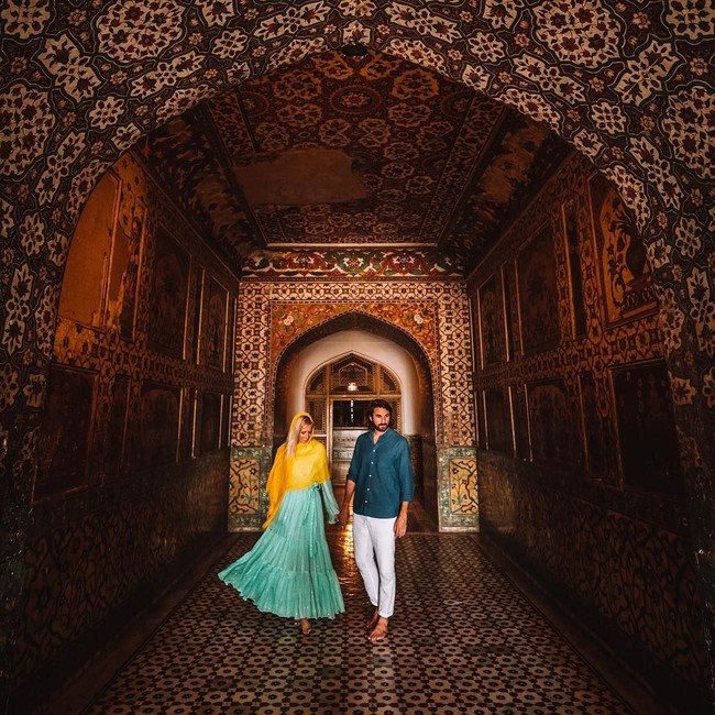 Foto tersebut mendapatkan kecaman karena dianggap bodoh dan tidak bertanggung jawab. Tak sedikit netizen berkomentar bahwa aksi pasangan ini berbahaya karena mempertaruhkan hidup mereka. Foto: Instagram @backpackdiariez