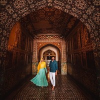 Foto tersebut mendapatkan kecaman karena dianggap bodoh dan tidak bertanggung jawab. Tak sedikit netizen berkomentar bahwa aksi pasangan ini berbahaya karena mempertaruhkan hidup mereka. Foto: Instagram @backpackdiariez