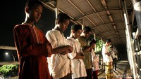Begini penampakan warga Pasar Gembrong saat menunaikan salat tarawih hingga ke JPO.