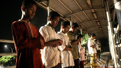 Jemaah Salat Tarawih di Pasar Gembrong Luber Hingga ke JPO