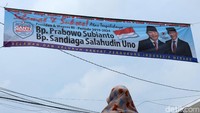 Spanduk itu bertuliskan ucapan selamat kepada pasangan Prabowo Subianto dan Sandiaga Uno.