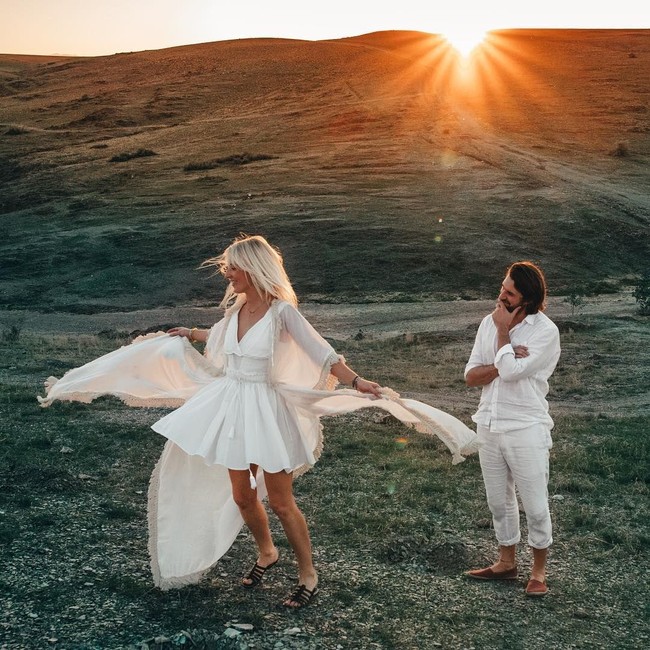 Pasangan yang kini tinggal di London ini menikah pada September 2017 dan melakukan honeymoon selama lima bulan. Mereka pun mulai menggunakan Instagram untuk mengabadikan momen romantisnya. Foto: Instagram @backpackdiariez