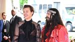 Harry Styles Kenakan Blus Transparan dan High Heels di Met Gala 2019