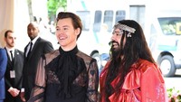 Harry Styles dan Alessandro Michelle saat hadiri Met Gala 2019 di New York, Amerika Serikat pada Senin (6/5). Dimitrios Kambouris/Getty Images for The Met Museum/Vogue