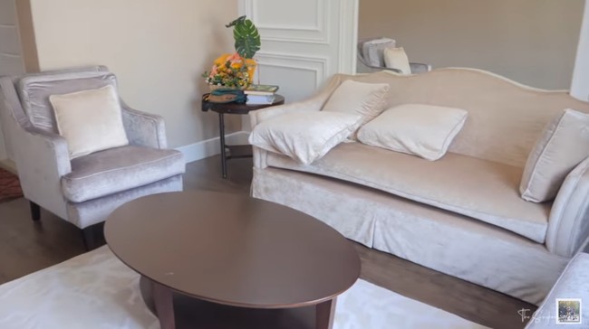 Shireen mengaku tidak terlalu paham tentang mendekorasi rumah maupun desain interior. Oleh karena itu ia menyewa jasa khusus untuk menata rumah impian mereka ini. Foto: Screenshot YouTube/The Sungkars Family