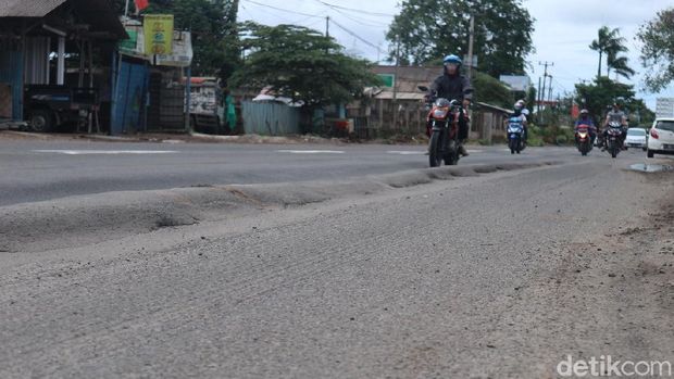  Jalan Serang-Cilegon yang biasa digunakan pemudik motor menuju Merak kondisinya bergelombang, Selasa (7/5/2019)
