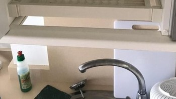 Lemari gelas atau piring diletakkan di atas wastafel, sehingga setelah dicuci air akan menetes langsung ke wastafel. Meja dapur pun tak becek. (Foto: Brightside)