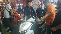 Satu unit motor Gesits dengan spesial order memilih warna kuning yang sama dengan warna bendera partainya dipesan Bamsoet. Foto: Ridwan Arifin