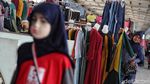 Mengais Rezeki dengan Jualan Baju Muslim di Bulan Suci