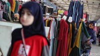  Seorang warga memilih pakaian di salah satu kios Skybridge Tanah Abang.