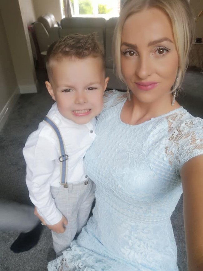 Dengan pekerjaannya yang panjang, menjadi tukang ledeng membuat fisik Carly tetap terjaga, bahkan berotot. Tak jarang orang tak percaya ibu dua anak itu adalah tukang ledeng dan dipuji malah lebih cocok jadi model.  Foto: Facebook