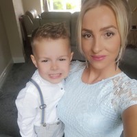 Dengan pekerjaannya yang panjang, menjadi tukang ledeng membuat fisik Carly tetap terjaga, bahkan berotot. Tak jarang orang tak percaya ibu dua anak itu adalah tukang ledeng dan dipuji malah lebih cocok jadi model.  Foto: Facebook