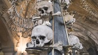Pada tahun 1870, Frantisek Rindt, seorang pemahat kayu ditugaskan untuk mengatur bagaimana tulang belulang ini tersusun rapi dan artistik di dalam kapel Sedlec Ossuary. (iStock)