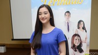 Ranty tampil kasual sesuai karakternya di sinetron terbarunya itu dengan kaus dan rok biru. Pool/Ismail/detikFoto.